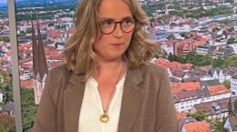 Sarah Koolmann vom DiCV Paderborn steht im WDR Lokalzeitstudio