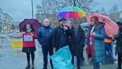 Eik Schieferdecker, lag Sachsen Anhalt, Caritaspräsidentin Eva Welskop-Deffaa unter Regenschirmen sprechen zu Protestierenden des Aktionsbündnis Rechtliche Betreuung