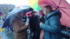 Eva Weslkop-Deffaa, Caritaspräsidentin, Hennes Goers BdB, Eik Schieferdecker LAG Sachsen Anhalt sprechen unter Regenschirmen draussen mit Ministerin Dr. Kathrin Wahlmann auf einer Protestaktion des Aktionsbündnis Rechtliche Betreuung und übergeben ein Forderungspapier