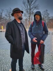 Eik Schieferdecker, Lag Sachsen - Anhalt mit Klaus Jacobs, Diözesanreferent für die Diözese Osnabrück im Gespräch draussen