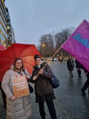 Sanna Zachej/ Referentin der Arbeitsstelle Rechtliche Betreuung mit Dr. Friederike Mussgnung/ Leitung Zentrum Recht Diakonie Deutschland. Schriftzug Betreuungsvereine erhalten. Logo der katholischen Betreuungsvereine und Logo Diakonie Deutschland