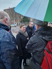 Justizministerin des Landes im Gespräch mit Protestierenden